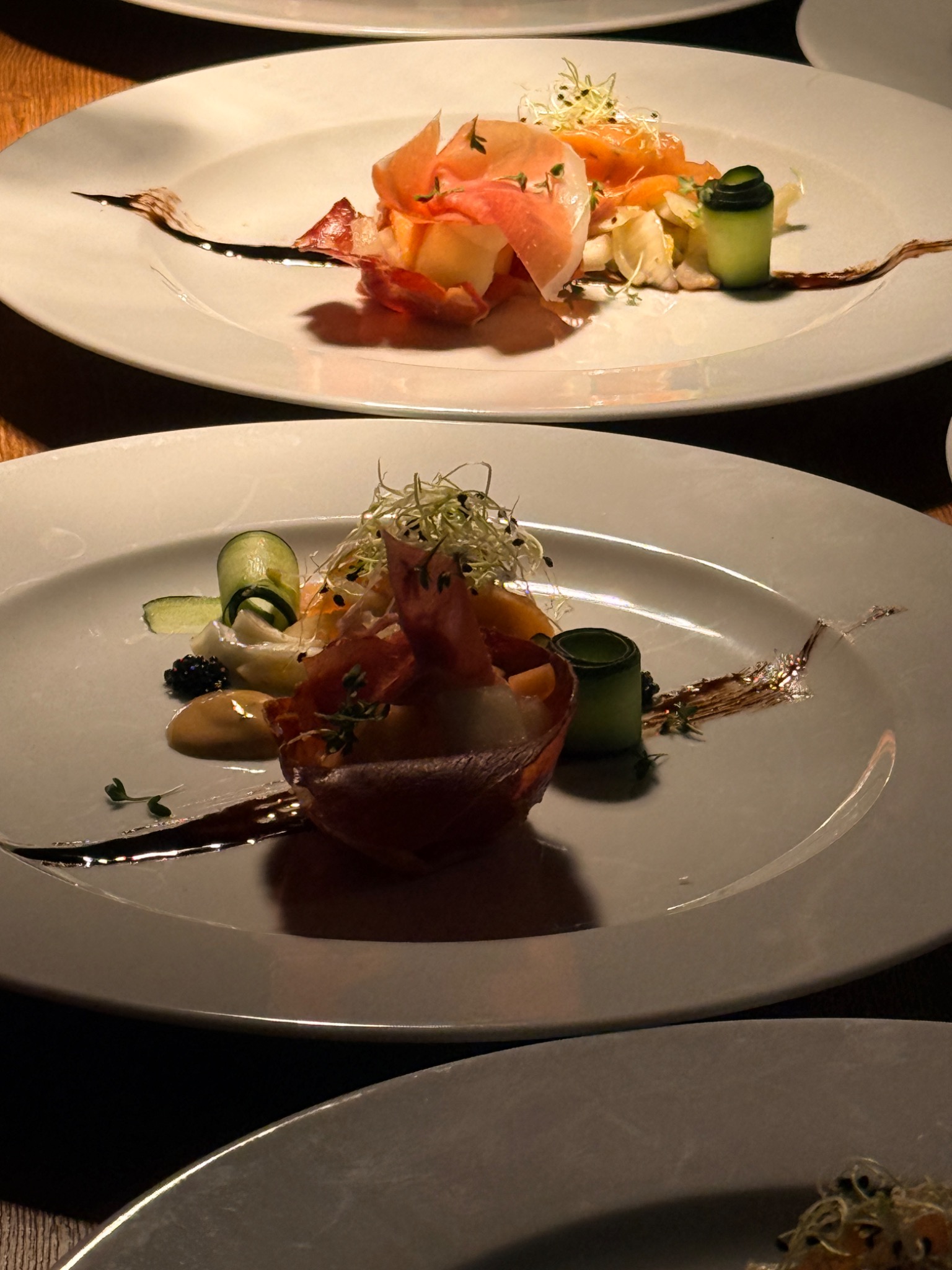 Dessert und Hauptgericht auf Tellern